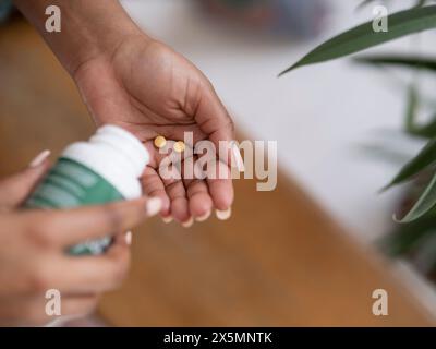Nahaufnahme von Frauenhänden, die die Pille-Flasche halten Stockfoto