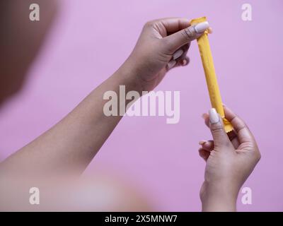 Nahaufnahme von Frauenhänden, die Tampon halten Stockfoto