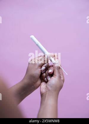 Nahaufnahme von Frauenhänden, die Tampon halten Stockfoto