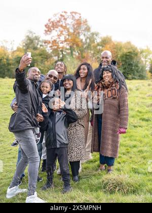 Porträt einer Mehrgenerationsfamilie, die Selfie auf der Wiese macht Stockfoto