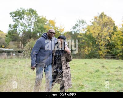 Älteres Paar, Wandern in der Natur Stockfoto