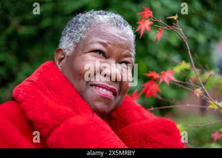 Porträt einer Seniorin mit rotem Pelzmantel Stockfoto