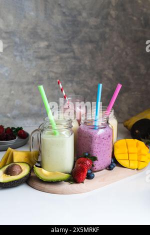 Farbenfroher Smoothie, gesunde Detox-Vitamin-Diät oder veganes Lebensmittelkonzept, frische Vitamine, Frühstücksgetränk mit Avocado, Ananas, Mango, Erdbeeren, blu Stockfoto