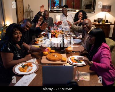 Familienanrufe während des Thanksgiving-Dinners Stockfoto