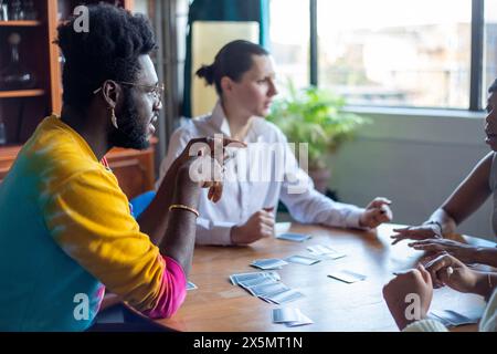 Freunde, die zu Hause Karten spielen? Stockfoto