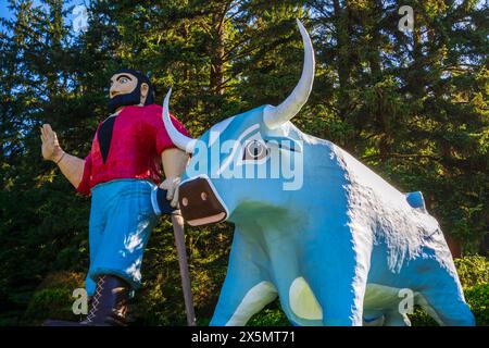 Statuen von Paul Bunyan und OX Babe bei Trees of Mystery Road Attraction, Klamath, Kalifornien, USA. (Nur Für Redaktionelle Zwecke) Stockfoto