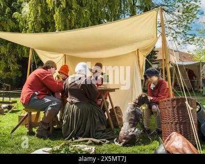 Malmesbury, Wiltshire, England - Samstag, 4. Mai 2024. Das „Colonel Devereuxs Regiment“ kommt in die Stadt Malmesbury, um den Impor nachzustellen Stockfoto