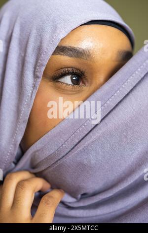 Porträt einer jungen Frau, die das Gesicht mit Hijab bedeckt Stockfoto