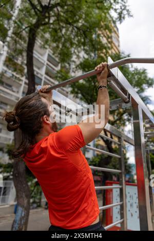 Man trainieren in Park Stockfoto