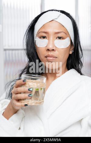 Porträt einer Frau im Bademantel, die im Spa relaxt Stockfoto