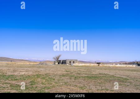 Das majestätische Grab von Cyrus dem Großen steht auf dem kargen Gelände. Zeugen der persischen Geschichte, Pasargadae, Yazd, Iran. Stockfoto