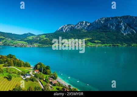 Aus der Vogelperspektive auf Unterach am Attersee in Oberösterreich, pulsierendes türkisfarbenes Wasser und üppige Alpenlandschaft Stockfoto