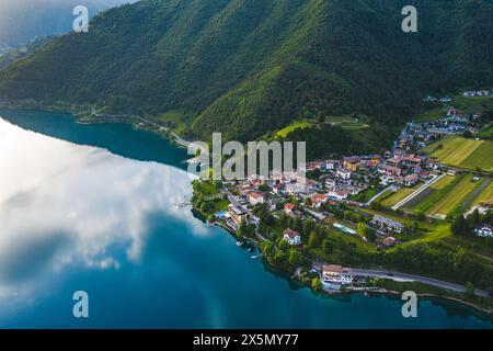 Blick aus der Vogelperspektive auf den Lago di Ledro in Trentino, Italien, ruhiges Dorf am See, umgeben von üppiger alpiner Landschaft Stockfoto