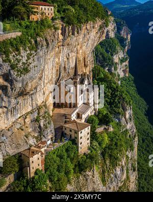 Blick aus der Vogelperspektive auf Madonna della Corona, das Schutzgebiet der Klippen in Italiens Veneto, umgeben von einer dramatischen Alpenlandschaft Stockfoto