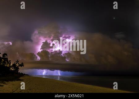 Blitze treffen vor der Küste von Collier County, Florida. Stockfoto
