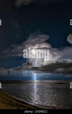 Blitze treffen vor der Küste von Collier County, Florida. Stockfoto