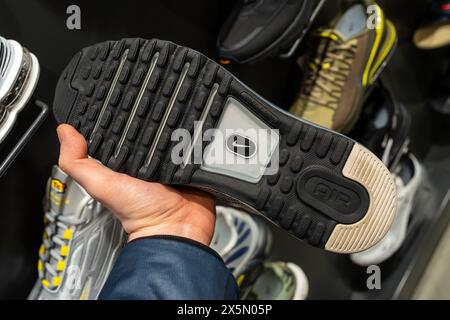 Die Sohle der Nike Air Sneaker Nahaufnahme. Nike Logo auf der Schuhsohle. Ein Kunde wählt Sportschuhe im Nike Store. Minsk, Weißrussland - 9. Mai 2024 Stockfoto