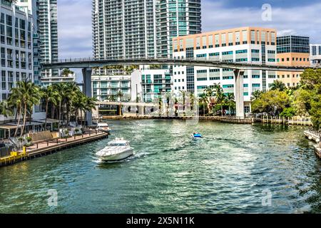 Miami River Brickell Avenue Bridge Building Downtown Riverwalk, Miami, Florida. Stockfoto