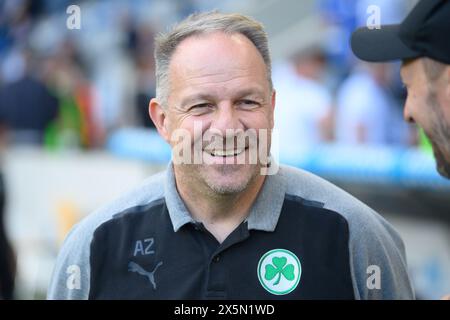 Magdeburg, Deutschland. Mai 2024. Fußball: Bundesliga 2, 1. FC Magdeburg - SpVgg Greuther Fürth, Spieltag 33, MDCC-Arena. Fürth-Trainer Alexander Zorniger ist vor dem Spiel im Stadion. Hinweis: Swen Pförtner/dpa – WICHTIGER HINWEIS: gemäß den Vorschriften der DFL Deutscher Fußball-Liga und des DFB Deutscher Fußball-Bundes ist es verboten, im Stadion und/oder des Spiels aufgenommene Fotografien in Form von sequenziellen Bildern und/oder videoähnlichen Fotoserien zu verwenden oder zu nutzen./dpa/Alamy Live News Stockfoto