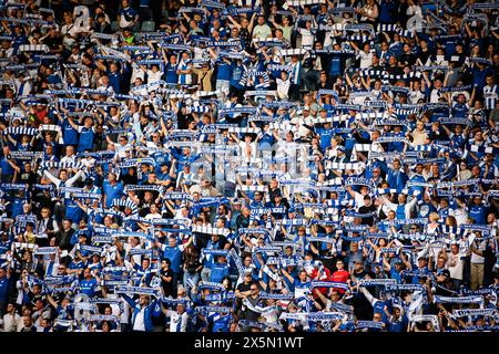 Magdeburg, Deutschland. Mai 2024. Fußball: Bundesliga 2, 1. FC Magdeburg - SpVgg Greuther Fürth, Spieltag 33, MDCC-Arena. Magdeburger Fans stehen mit ihren Tüchern auf den Tribünen. Hinweis: Swen Pförtner/dpa – WICHTIGER HINWEIS: gemäß den Vorschriften der DFL Deutscher Fußball-Liga und des DFB Deutscher Fußball-Bundes ist es verboten, im Stadion und/oder des Spiels aufgenommene Fotografien in Form von sequenziellen Bildern und/oder videoähnlichen Fotoserien zu verwenden oder zu nutzen./dpa/Alamy Live News Stockfoto