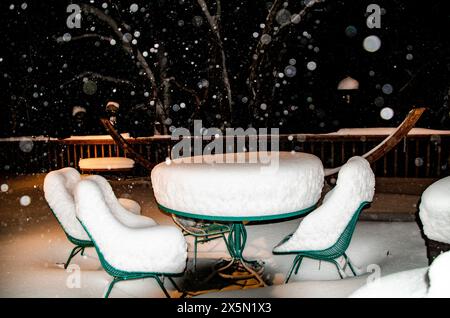 USA, Minnesota, Mendota Heights. Terrassentisch mit Schnee Stockfoto