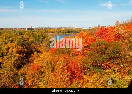 USA, Minnesota, Mendota Heights. Herbstfarbe, Ivey Falls Valley Stockfoto