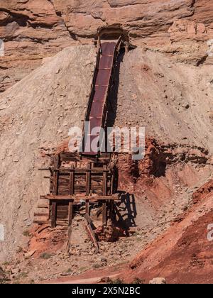 Tomsich Butte Uranmine Erzrutsche und Minenportal, Hondoo Arch Spore Road, Reds Canyon Rd., San Rafael Swell, Green River, Utah. Stockfoto