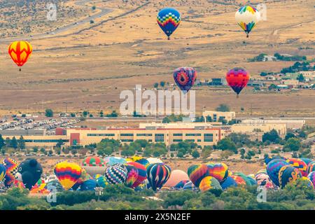 USA, New Mexico, Albuquerque. Heißluftballons starten bei Sonnenaufgang. Stockfoto