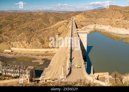 USA, New Mexico, Elephant Butte State Park. Elefant Butte Dam mit See und Stromerzeugungsstation. Stockfoto