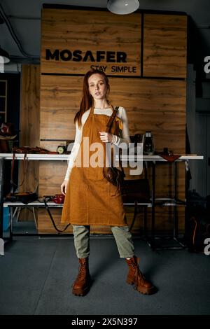 Aufnahme in voller Länge von Mode-Ginger-Frau, die in einem Ledergeschäft steht, Freizeit, Freizeit, Lifestyle, Hobby, Interessen Stockfoto