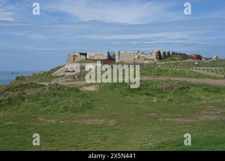 Saint-Malo, Frankreich - 11. April 2024: Gfbv. Ra109 Pointe de la Varde bildet die nordöstliche Verteidigungsecke des Standorts St. Malo. Atlantikmauer. Sonnig Stockfoto
