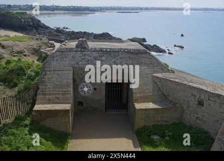 Saint-Malo, Frankreich - 11. April 2024: Gfbv. Ra109 Pointe de la Varde bildet die nordöstliche Verteidigungsecke des Standorts St. Malo. Atlantikmauer. Sonnig Stockfoto