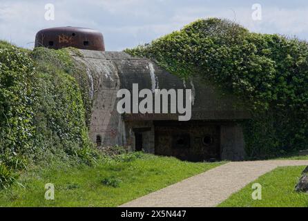 Saint-Malo, Frankreich - 11. April 2024: Gfbv. Ra109 Pointe de la Varde bildet die nordöstliche Verteidigungsecke des Standorts St. Malo. Atlantikmauer. Sonnig Stockfoto