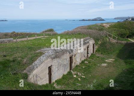 Saint-Malo, Frankreich - 11. April 2024: Gfbv. Ra109 Pointe de la Varde bildet die nordöstliche Verteidigungsecke des Standorts St. Malo. Atlantikmauer. Sonnig Stockfoto