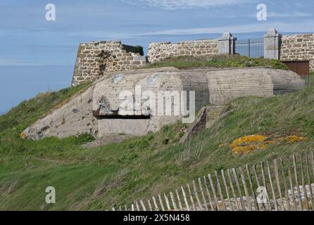 Saint-Malo, Frankreich - 11. April 2024: Gfbv. Ra109 Pointe de la Varde bildet die nordöstliche Verteidigungsecke des Standorts St. Malo. Atlantikmauer. Sonnig Stockfoto