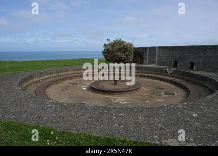 Granville, Frankreich - 14. April 2024: Deutsche Batterie wurde während des Zweiten Weltkriegs in Pointe du Roc gebaut. Sonniger Frühlingstag. Selektiver Fokus Stockfoto