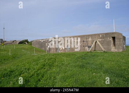 Granville, Frankreich - 14. April 2024: Deutsche Batterie wurde während des Zweiten Weltkriegs in Pointe du Roc gebaut. Sonniger Frühlingstag. Selektiver Fokus Stockfoto