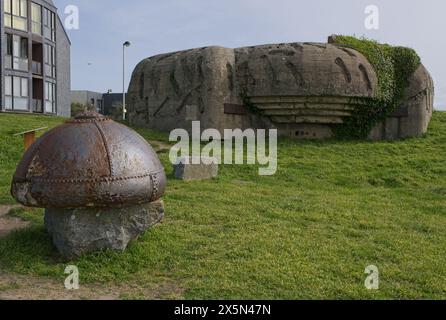 Granville, Frankreich - 14. April 2024: Deutsche Batterie wurde während des Zweiten Weltkriegs in Pointe du Roc gebaut. Sonniger Frühlingstag. Selektiver Fokus Stockfoto