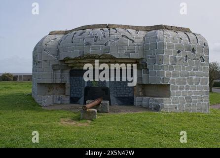 Granville, Frankreich - 14. April 2024: Deutsche Batterie wurde während des Zweiten Weltkriegs in Pointe du Roc gebaut. Sonniger Frühlingstag. Selektiver Fokus Stockfoto