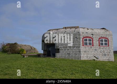 Granville, Frankreich - 14. April 2024: Deutsche Batterie wurde während des Zweiten Weltkriegs in Pointe du Roc gebaut. Sonniger Frühlingstag. Selektiver Fokus Stockfoto