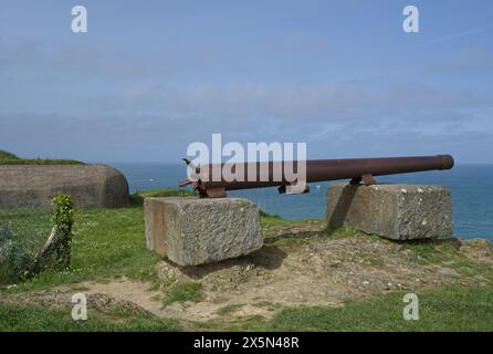 Granville, Frankreich - 14. April 2024: Deutsche Batterie wurde während des Zweiten Weltkriegs in Pointe du Roc gebaut. Sonniger Frühlingstag. Selektiver Fokus Stockfoto