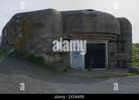 Granville, Frankreich - 14. April 2024: Deutsche Batterie wurde während des Zweiten Weltkriegs in Pointe du Roc gebaut. Sonniger Frühlingstag. Selektiver Fokus Stockfoto