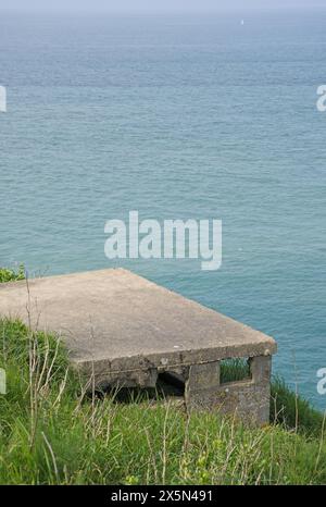Granville, Frankreich - 14. April 2024: Deutsche Batterie wurde während des Zweiten Weltkriegs in Pointe du Roc gebaut. Sonniger Frühlingstag. Selektiver Fokus Stockfoto