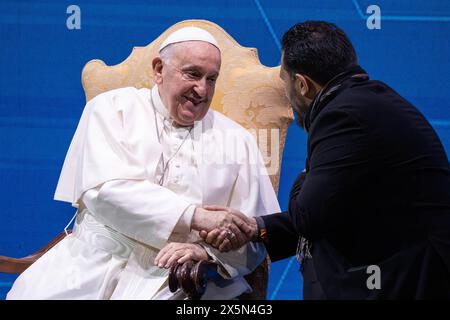 Rom, Italien. Mai 2024. Papst Franziskus begrüßt Gigi de Palo, den Präsidenten der Stiftung für Natalität, während der italienischen Konferenz des Generalstaates über Natalität. Quelle: SOPA Images Limited/Alamy Live News Stockfoto