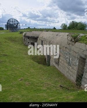 Douvres-la-Delivrande, Frankreich - 2. Mai 2024: Deutsche Station Radar Complex in Douvres-la-Delivrande während des Zweiten Weltkriegs. Würzburg-Riese Radar und m Stockfoto