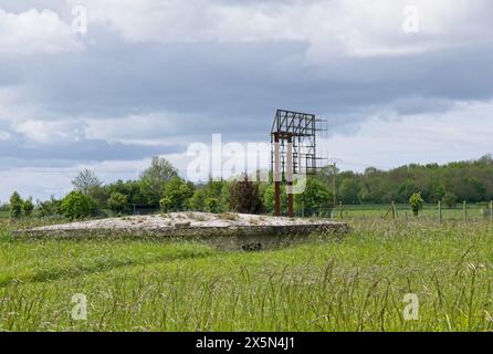 Douvres-la-Delivrande, Frankreich - 2. Mai 2024: Deutsche Station Radar Complex in Douvres-la-Delivrande während des Zweiten Weltkriegs. Würzburg-Riese Radar und m Stockfoto