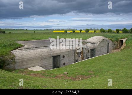 Douvres-la-Delivrande, Frankreich - 2. Mai 2024: Deutsche Station Radar Complex in Douvres-la-Delivrande während des Zweiten Weltkriegs. Würzburg-Riese Radar und m Stockfoto