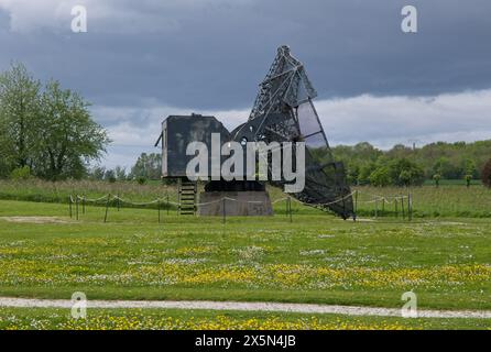 Douvres-la-Delivrande, Frankreich - 2. Mai 2024: Deutsche Station Radar Complex in Douvres-la-Delivrande während des Zweiten Weltkriegs. Würzburg-Riese Radar und m Stockfoto