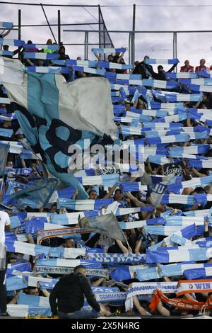 Bergamo, Italien. Mai 2024. Die Fans von Olympique de Marseille bejubeln ihre Mannschaft während des Spiels der UEFA Europa League im Gewiss-Stadion in Bergamo. Der Bildnachweis sollte lauten: Jonathan Moscrop/Sportimage Credit: Sportimage Ltd/Alamy Live News Stockfoto