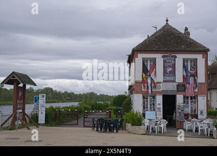 Benouville, Frankreich – 5. Mai 2024: Die Pegasus-Brücke ist eine Brücke über den Caen-Kanal zwischen Caen und Ouistreham in der Normandie. Während des Zweiten Weltkriegs war es so Stockfoto